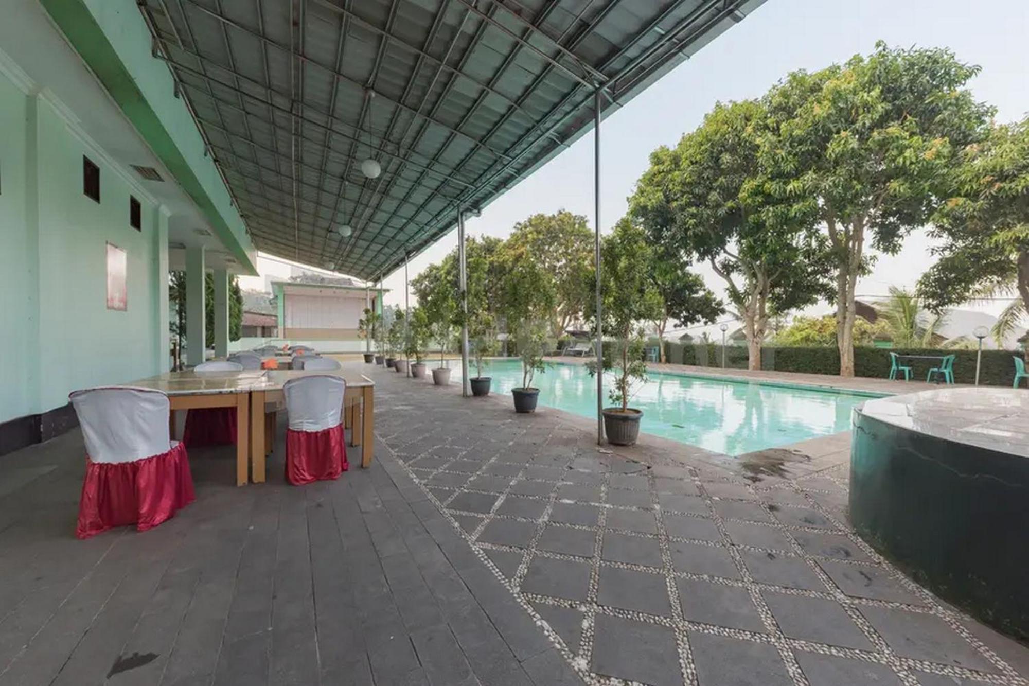 Hotel Ayong Linggarjati Kuningan Mitra Reddoorz Kültér fotó