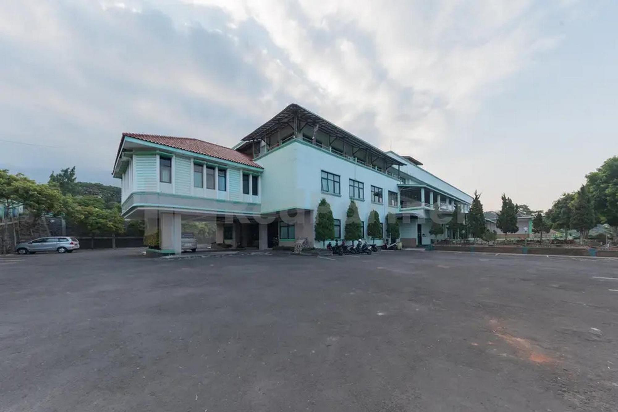 Hotel Ayong Linggarjati Kuningan Mitra Reddoorz Kültér fotó