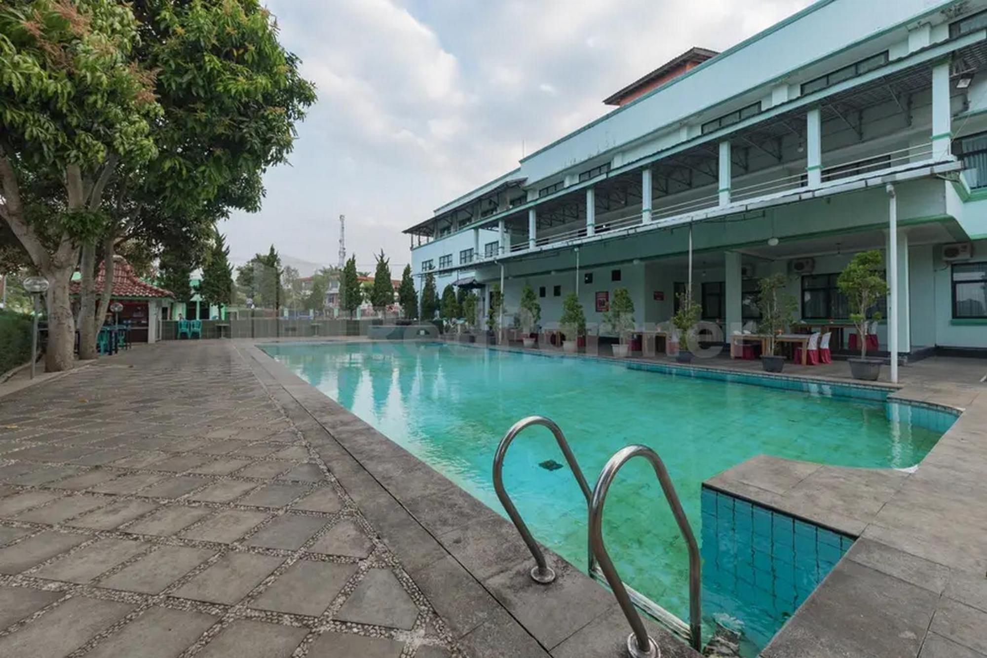 Hotel Ayong Linggarjati Kuningan Mitra Reddoorz Kültér fotó