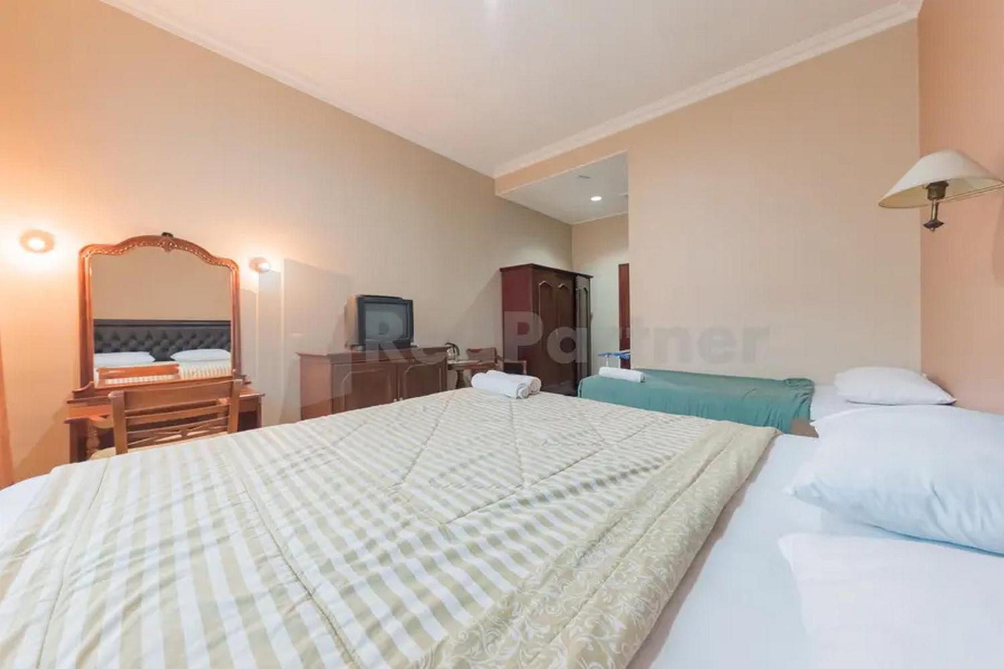 Hotel Ayong Linggarjati Kuningan Mitra Reddoorz Kültér fotó
